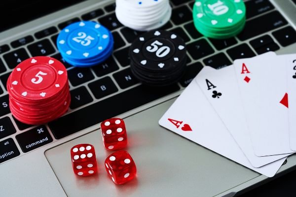 Dealer profesional queen33 menjelaskan hasil permainan Sic Bo Dadu kepada pemain